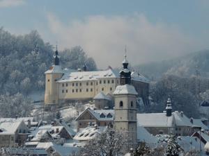 un gran edificio con techos nevados y torretas en Rooms and Apartment Na poljani en Škofja Loka