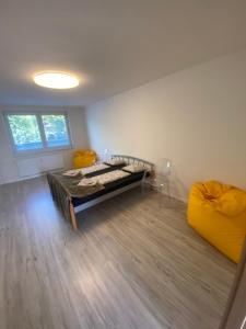 um quarto com uma cama e um colchão amarelo em Apartmán Bela em Trenčín