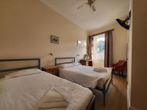 伊爾弗勒科姆的住宿－皇家大不列顛酒店，酒店客房设有两张床和窗户。