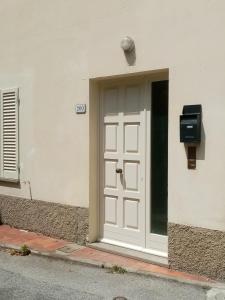 eine weiße Tür an der Seite eines Gebäudes in der Unterkunft Appartamento HAPPY DAYS con 1 posto auto privato in Lucca