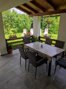 una mesa y sillas en un patio en Apartment Sanja, en Smoljanac