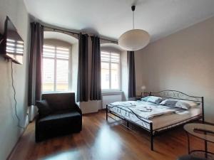 - une chambre avec un lit et une chaise dans l'établissement Apartament Majówka w Karkonoszach, à Kowary