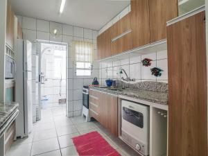 cocina con fregadero y microondas en Maravilhoso apartamento frente mar - KP01G, en Florianópolis
