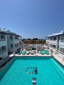 a large swimming pool with chairs and a pool at Bahama Art Hotel in Turgutreis