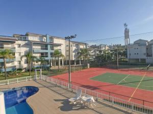 una pista de tenis con sillas y una pista de tenis en Maravilhoso apartamento frente mar - KP01G, en Florianópolis