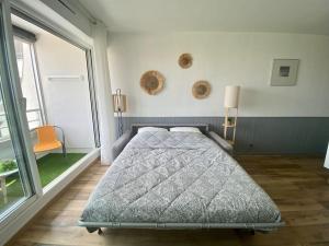 Postel nebo postele na pokoji v ubytování *Les Voiliers, Studio, Vue sur Mer, Wifi, Parking*