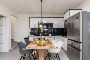 Kuchyňa alebo kuchynka v ubytovaní Luxury Villa Solis