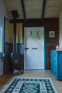 a room with a barn door and a stove at RESETówka - chatka na odludziu do wynajęcia in Jaszczurowa