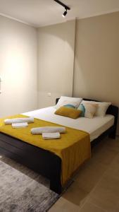 una camera da letto con un grande letto con asciugamani di Apartman Front a Šid