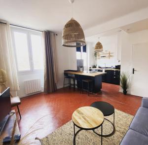 a living room with a couch and a table at Le repère des pêcheurs in Marseille