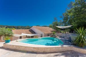 a swimming pool in the backyard of a house at Villa les cigales in Le Thoronet