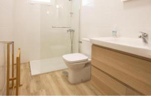 La salle de bains est pourvue de toilettes, d'un lavabo et d'une douche. dans l'établissement Anchor House, à Albufeira