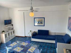 賈迪尼－納克索斯的住宿－Giardino sul mare，客厅配有沙发和桌子