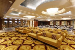 Fortune Ranjit Vihar, Amritsar- Member ITC's hotel group في أمريتسار: قاعة احتفالات مع كنب وطاولات في غرفة