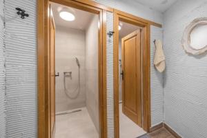 uma casa de banho com um chuveiro e uma porta de vidro em Private Villa Core Croatia em Murter