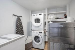 uma lavandaria com uma máquina de lavar roupa e uma máquina de lavar roupa em Private Villa Core Croatia em Murter
