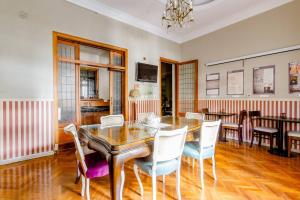 comedor con mesa de madera y sillas en Baires House en Buenos Aires