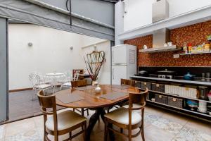 comedor con mesa y sillas en la cocina en Baires House en Buenos Aires