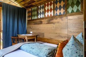 a bedroom with a bed and a table in a room at der baum hideaway in Inzersdorf im Kremstal