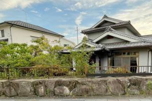 尾道市にある【１棟貸切宿】木曽家旅館〜しまなみ海道最初の島〜の前に柵のある家