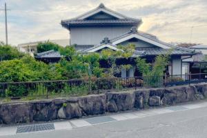 尾道市にある【１棟貸切宿】木曽家旅館〜しまなみ海道最初の島〜の通り側の家