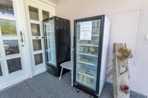 einen Kühlschrank mit Essen darin neben einer Tür in der Unterkunft Haus Unterseeblick - Sonnenaufgang in Gaienhofen