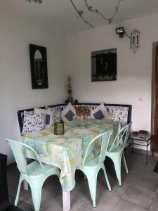 een eetkamer met een tafel en vier stoelen bij Casa adosada Huerta del Prado in Marbella