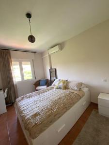 een slaapkamer met een bed, een bank en een raam bij Casa adosada Huerta del Prado in Marbella