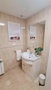 y baño con lavabo y aseo. en Andainas Apartamentos Turísticos B en Milladoiro
