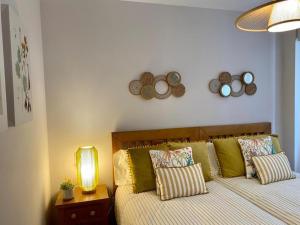 Tempat tidur dalam kamar di Andainas Apartamentos Turísticos B