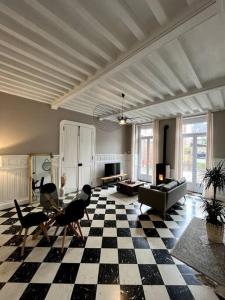 - un salon avec un sol en damier noir et blanc dans l'établissement Le petit nid d'Aline, à Arras