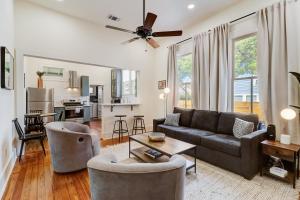 un soggiorno con divano e sedie di The Great Outdoors a San Antonio