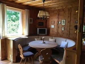 - une salle à manger avec une table et des chaises dans l'établissement Ferienhaus Roman, à Hinterstoder