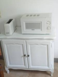 un comptoir blanc avec un four micro-ondes et un grille-pain dans l'établissement Kerleuquer Ty Nevez, à Plobannalec-Lesconil