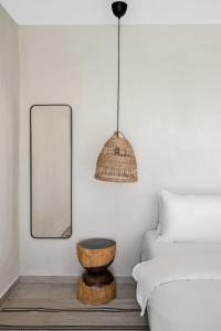 um quarto com um espelho e um banco de madeira ao lado de uma cama em Hotel Anilevich Mansion em Bersebá