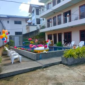 einen Hinterhof mit einem Pool mit einem Poolnudelspielzeug in der Unterkunft Pailin Hill Hotel in Patong Beach