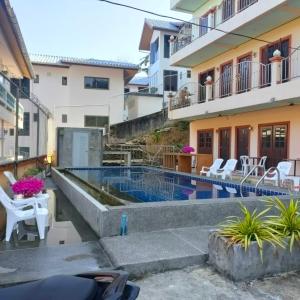 - une piscine dans l'arrière-cour d'une maison dans l'établissement Pailin Hill Hotel, à Patong Beach