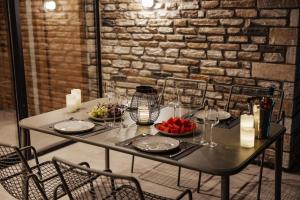 un tavolo con piatti e ciotole di frutta di olive blue thassos luxury villas ad Astrís