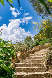 zestaw schodów z niebieskim niebem w tle w obiekcie TORREVISTA - Opened 2022 w mieście Montaione