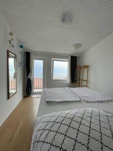 1 dormitorio grande con 2 camas y ventana en Sunrise SeaView Apartment Fiesa, en Piran