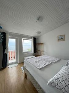 Un dormitorio con una cama grande y una ventana en Sunrise SeaView Apartment Fiesa, en Piran