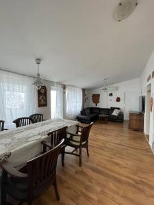 sala de estar con mesa grande y sillas en Sunrise SeaView Apartment Fiesa, en Piran