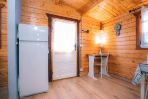 cocina con nevera y mesa en una habitación en Chalet Sa Petra Ruja - Gadu e Tremene en Siniscola