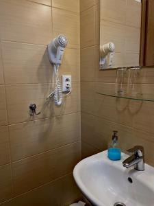 La salle de bains est pourvue d'un lavabo et d'un sèche-cheveux. dans l'établissement Penzión Driečna, à Havaj