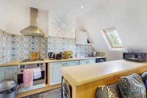 a kitchen with a stove and a counter top at Homely 1 BR apartment with parking in Streatham in London