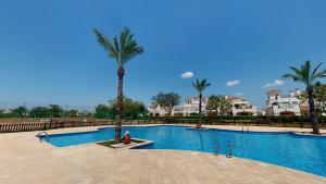 eine Palme neben einem Pool in der Unterkunft Casa Quisqueya - A Murcia Holiday Rentals Property in Roldán