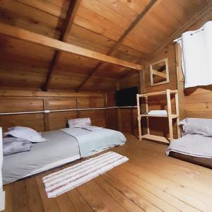 1 dormitorio con 1 cama y 1 silla en una habitación en Tiny House moçambique - Sua casinha em Floripa! en Florianópolis