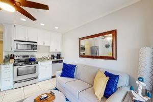ein Wohnzimmer mit einem Sofa und einer Küche in der Unterkunft Sea Side Villas 108 in Hilton Head Island