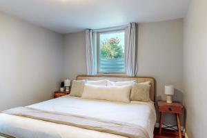 1 dormitorio con 1 cama blanca grande y ventana en Retreat on Fillmore Street, en Caldwell