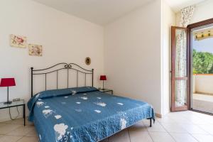 Torre InserraglioにあるVilla Selvaggia by BarbarHouseの青い毛布が掛けられたベッドのある寝室